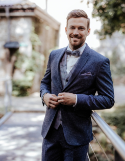 Kék mintás öltöny kockás mellénnyel