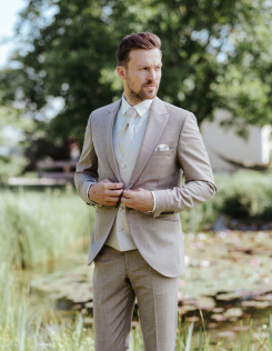 Homokszínű öltöny világos szatén mellénnyel