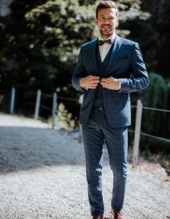 Kék kockás öltöny