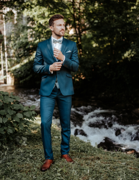 Zöld öltöny kockás mellénnyel