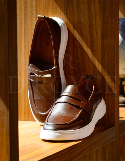 barna mokaszin fehér talppal