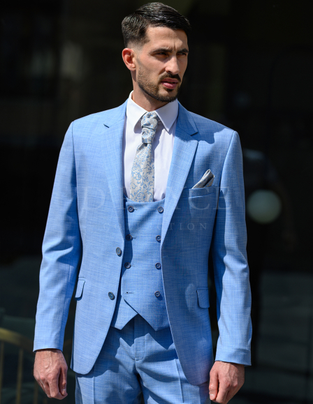 Világos kék öltöny