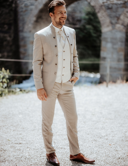 Homokszínű öltöny állógallérral díszgombolással