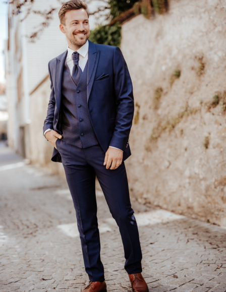 Díszesen szabott kék öltöny