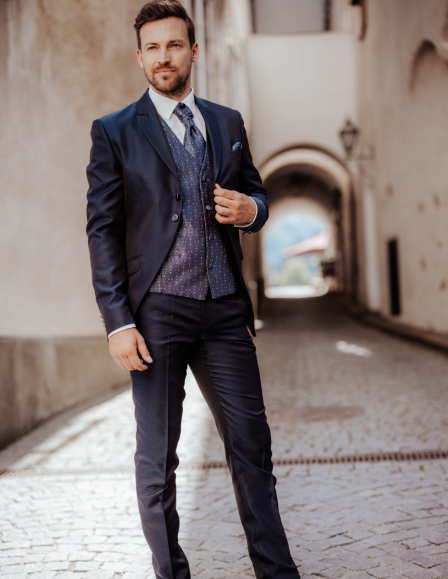 Sötét kék öltöny díszes szatén mellénnyel