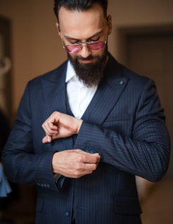 Kék csíkos háromrészes öltöny