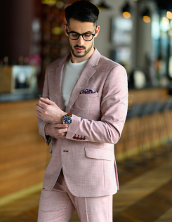 Laza, nyári rózsaszín öltöny