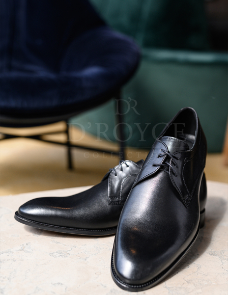 fekete cipő-logóval a talpán