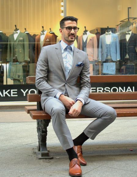 Világos szürke öltöny