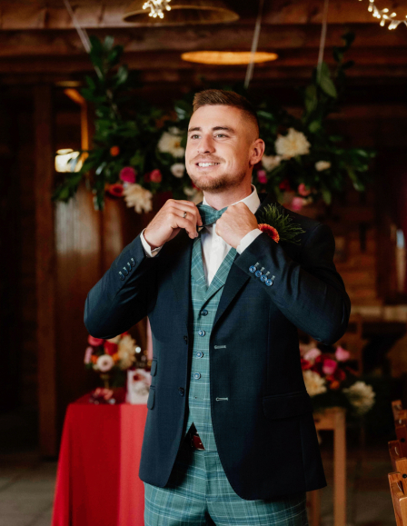 Sötét kék öltöny kockás mellénnyel