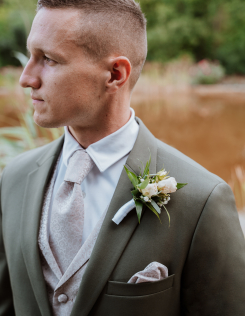 Olívazöld öltöny rézszínű apró mintás mellénnyel