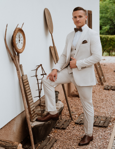 Vajszínű ceremónia szmoking