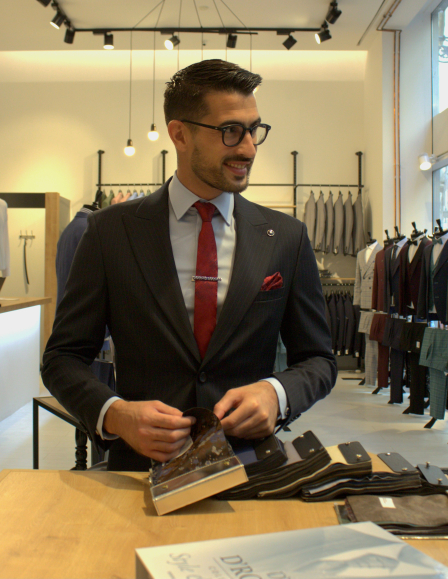 Sötétkék csíkos egysoros öltöny