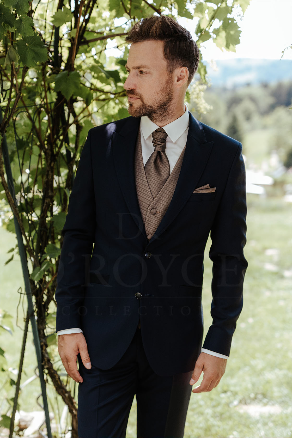 Sötétzöld esküvői öltöny, homokszínű díszmellénnyel 1