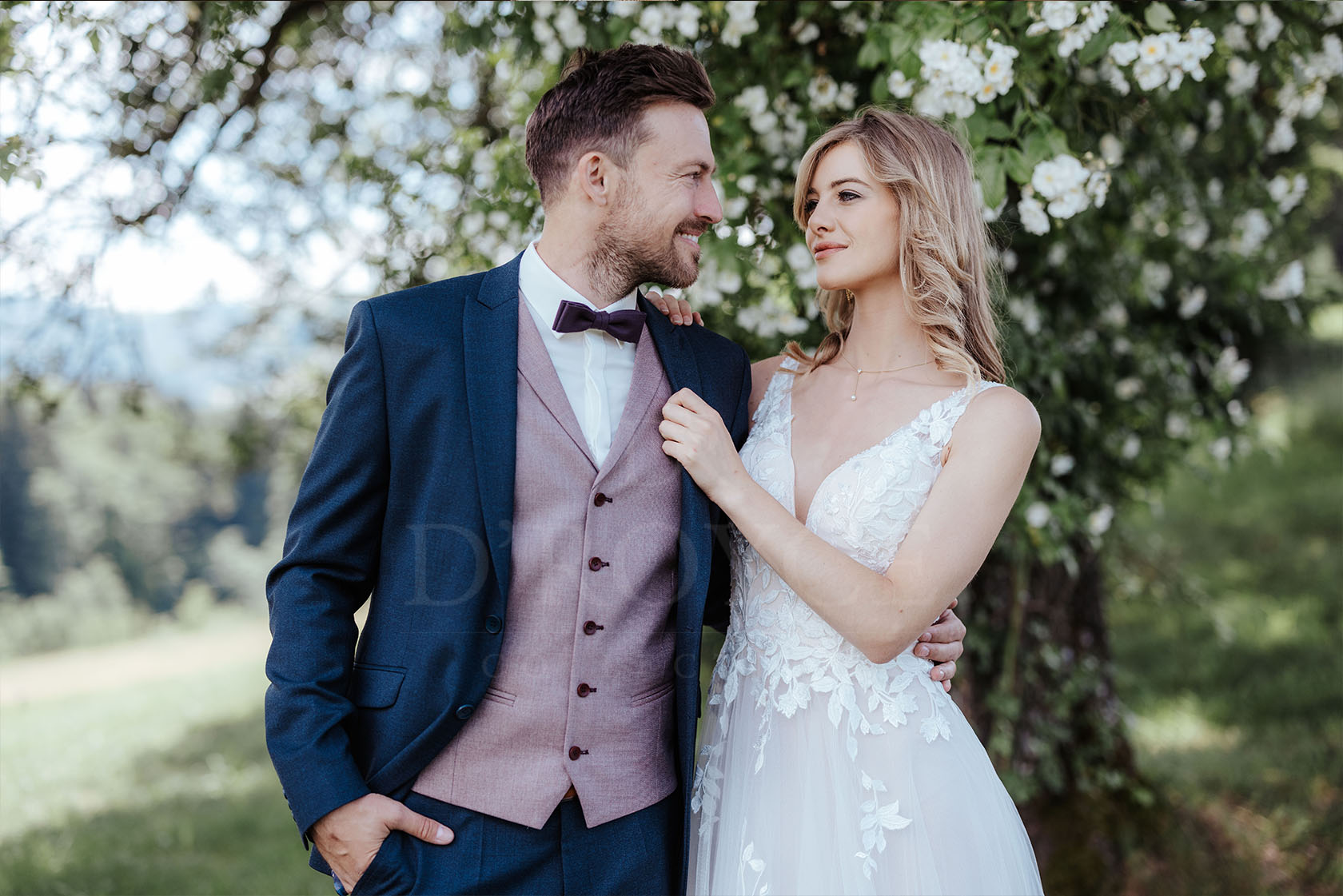 Kék esküvői öltöny, sötétkék díszmellény szett 2