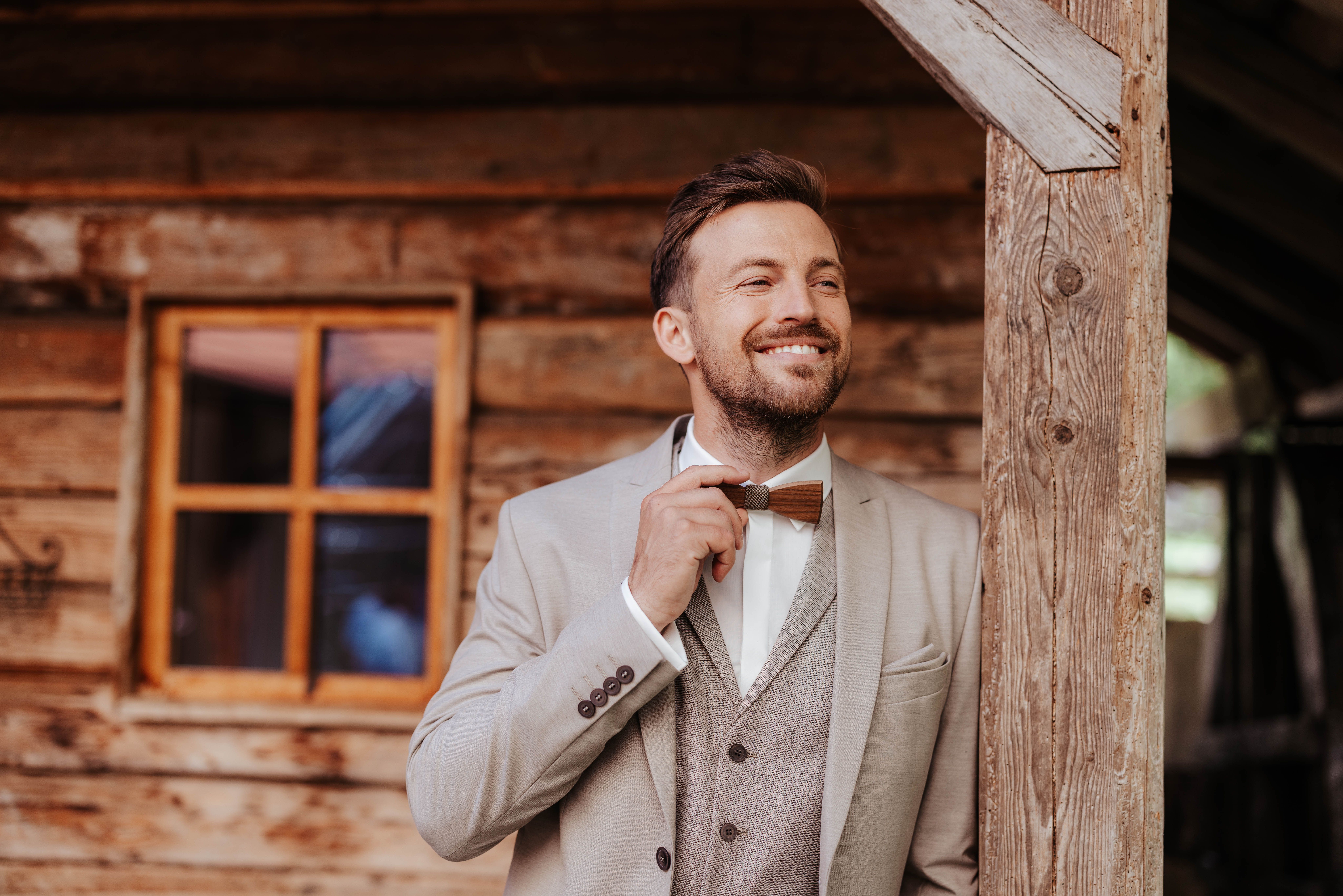 Bézs esküvői öltöny, 3 részes, csokornyakkendővel 2