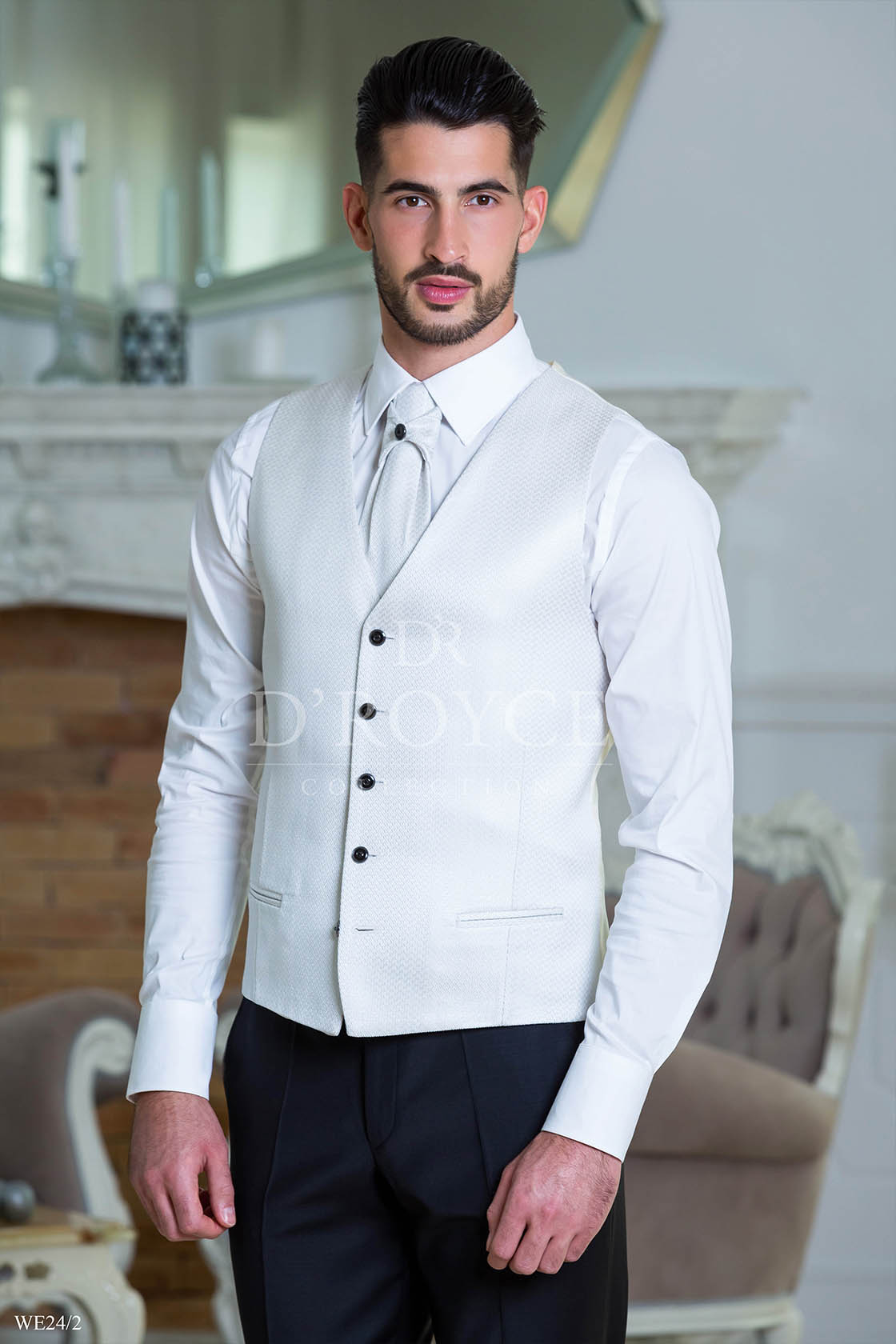 Hófehér, középfényű díszmellény, díszgombos nyakkendővel